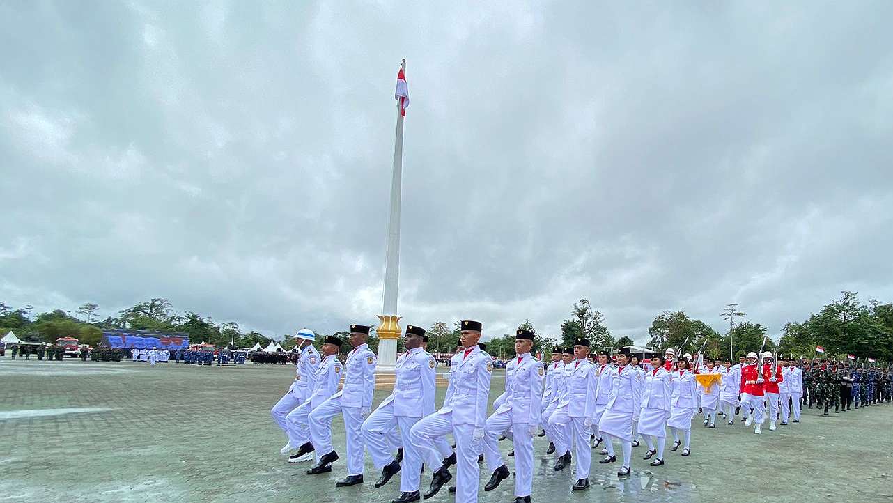 hut-ke-79-ri-duplikat-bendera-pusaka-berkibar-di-mimika