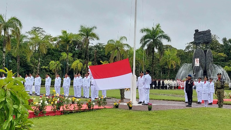diguyur-hujan-upacara-hut-ke-79-ri-di-kuala-kencana-tetap-khidmat