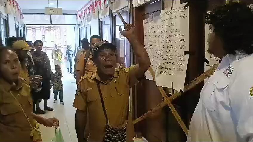 kantor-bagian-sdm-setda-mimika-dipalang-pegawainya