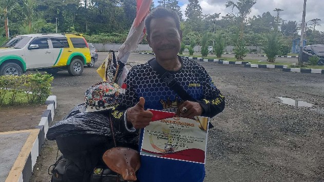 penuhi-nazar-jhony-roto-keliling-indonesia-lima-tahun-pakai-sepeda