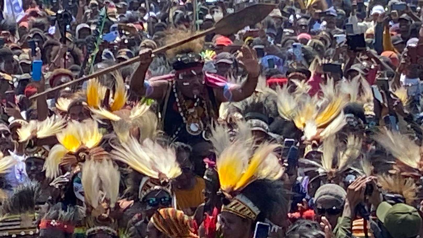 berpakaian-adat-papua-pasangan-mp3-deklarasi-maju-di-pilkada-mimika