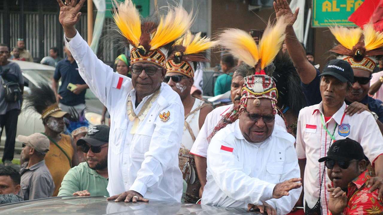 maju-bertarung-di-pilkada-mimika-2024-berkas-joel-diterima-kpu