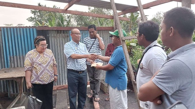 aiye-bantu-guru-korban-kebakaran-di-kelurahan-pasar-sentral