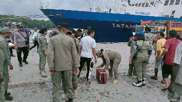 aparat-gabungan-sita-250-liter-miras-saat-km-tatamailau-tiba-di-pomako