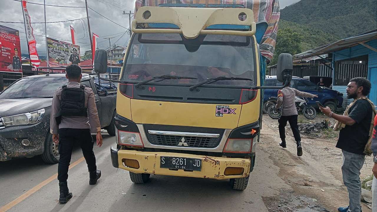 Truk yang ditembak dan mengenai penumpang saat melintas di KM 192 Jalan Trans Nabire - Enarotali, Nabire, Papua Tengah, Minggu (2/9/2024). Foto: Humas Polda Papua