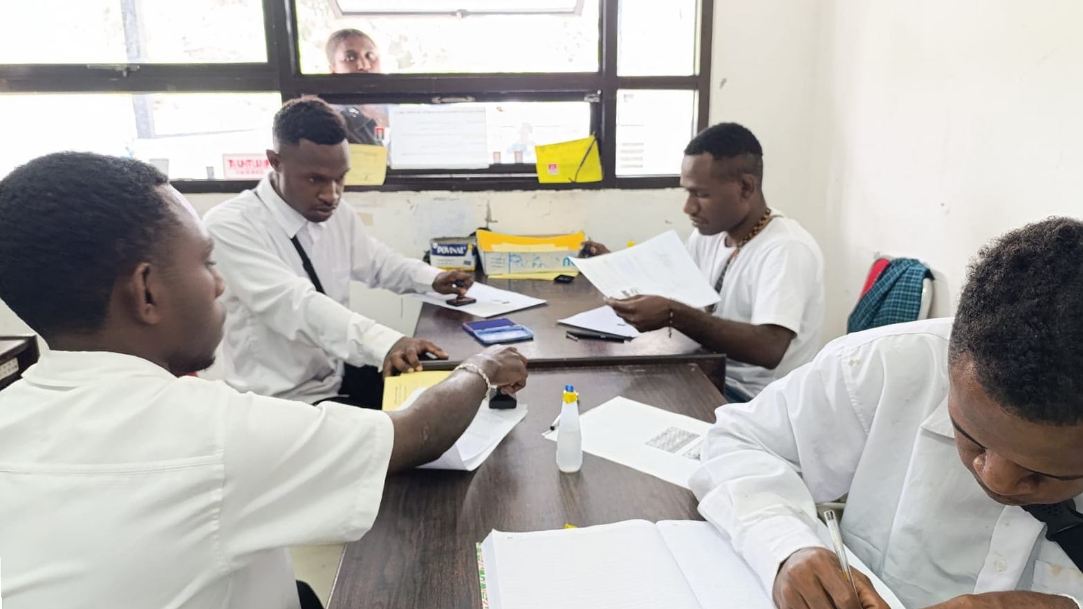 Siswa PKL sedang membantu melayani pembuatan Kartu Kuning, foto; Martha/ Papua60detik