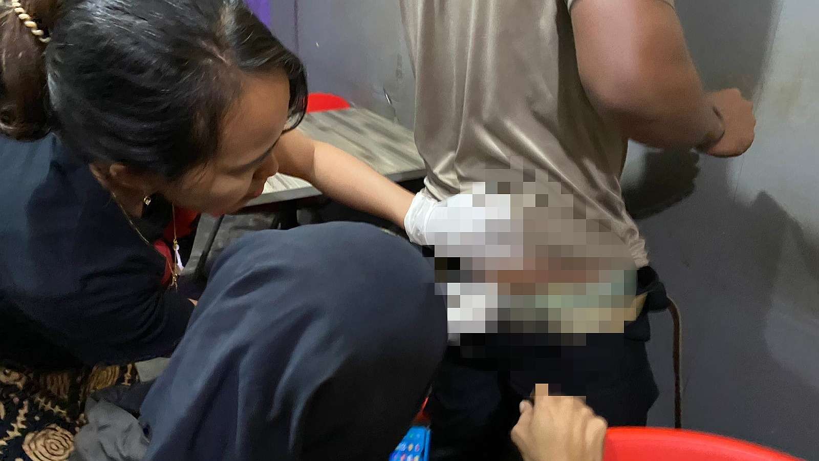 Anggota Polres Dogiyai mendapat penanganan medis usai terkena panah. Foto: Humas Polda Papua