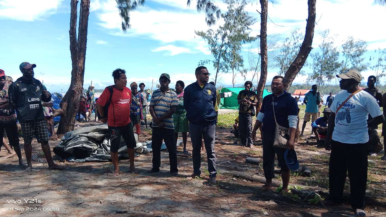 pasca-kerusuhan-warga-wakia-mengungsi-di-pantai-pakai-tenda