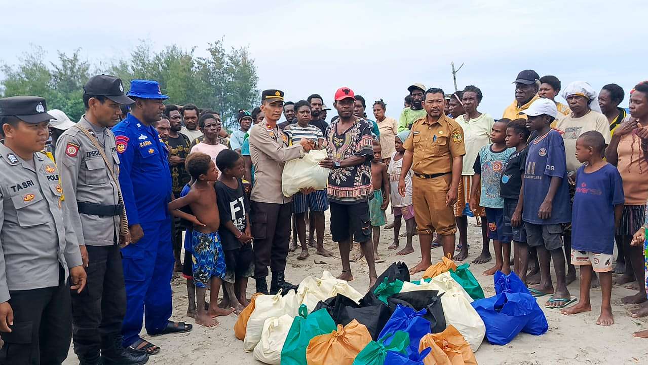 polres-beri-bantuan-ke-pengungsi-di-mimika-barat-tengah