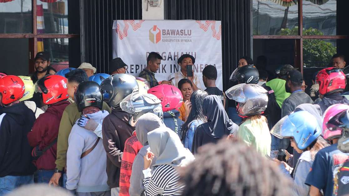 antre-ambil-uang-konvoi-ribuan-masyarakat-serbu-kantor-bawaslu