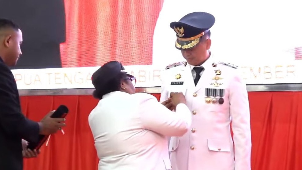 lantik-valentinus-jadi-pj-bupati-mimika-ini-pesan-ribka-haluk