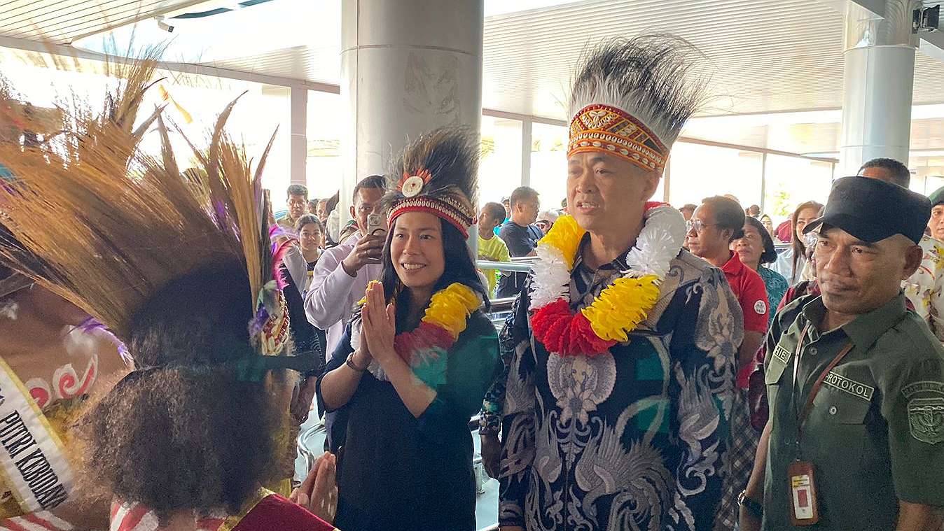 pj-bupati-mimika-valentinus-dan-istri-tiba-di-timika
