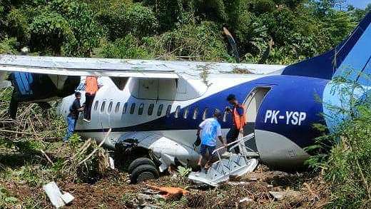 pesawat-tergelincir-semua-penumpang-selamat-pilot-patah-kaki-dan-pinggang