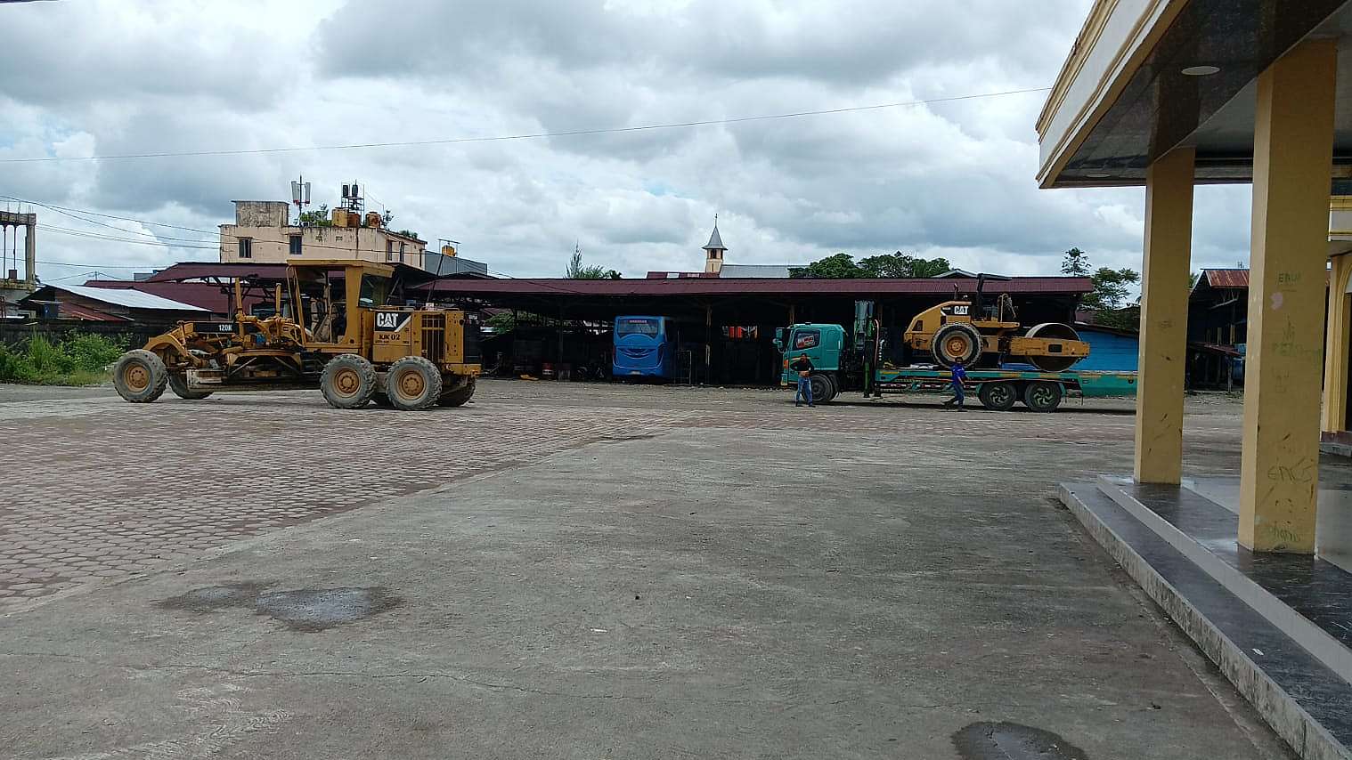 jelang-hari-pongtiku-ketua-ikt-mimika-kerahkan-alat-berat-rapikan-halaman-tongkonan