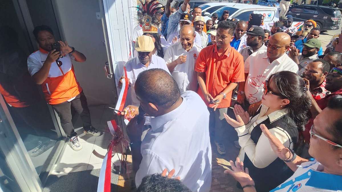 jww-ayo-resmikan-posko-pemenangan-pusat-di-nabire