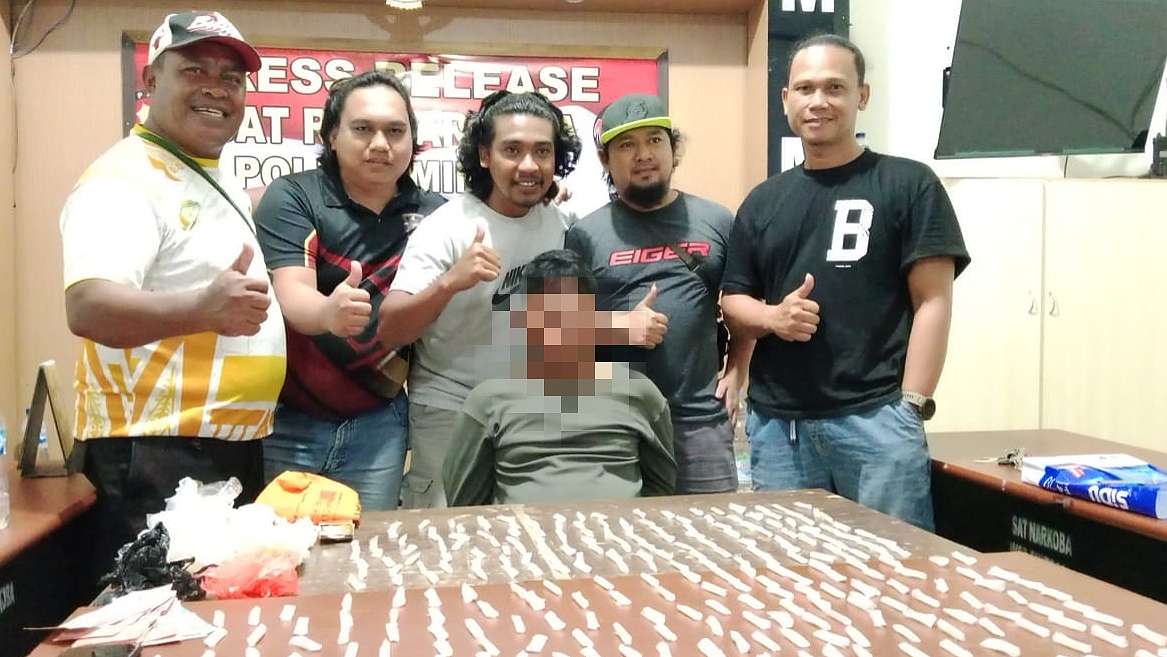 Jajaran Satresnarkoba Polres Mimika menangkap pelaku pengedar narkotik jenis sabu-sabu berinisial T di Jalan Budi Utomo, Rabu (11/9/2024) malam. Foto: istimewa
