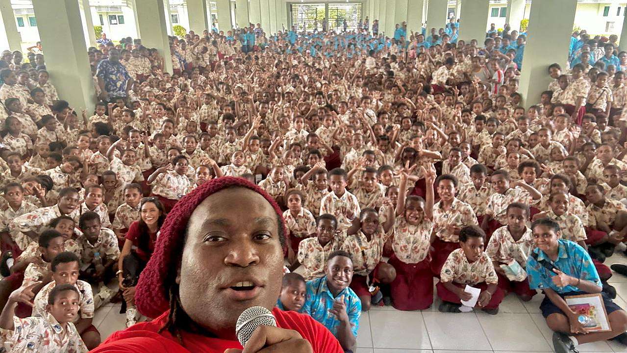 Miki Jakamirelena bersama anak-anak di Sekolah Asrama Taruna Papua. Foto: Istimewa