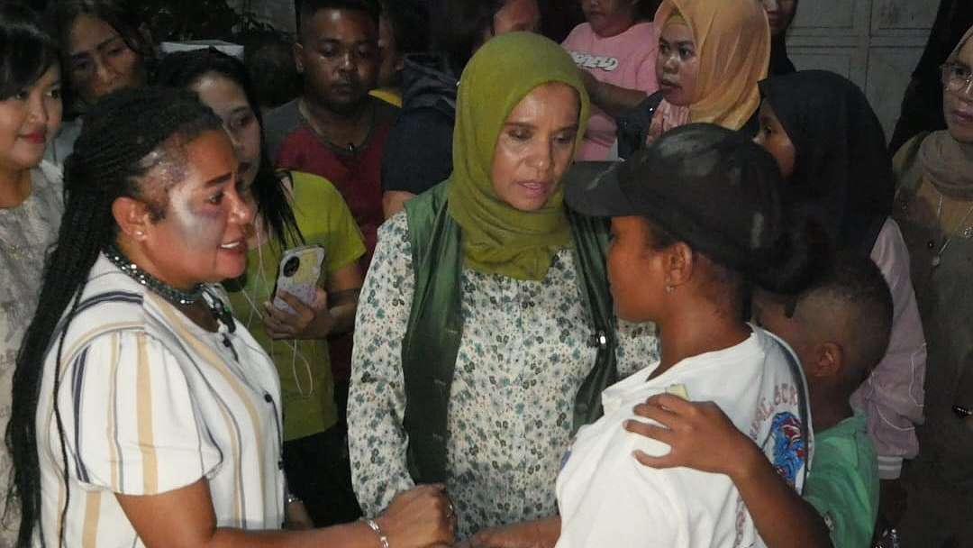 peggi-patricia-pattipi-dan-aryati-nagapa-bantu-korban-kebakaran-di-jalan-pendidikan