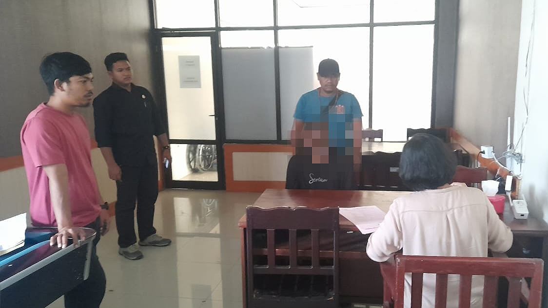 Penyerahan tersangka dan barang bukti di Kejaksaan Negeri Mimika. Foto: Polsek Miru