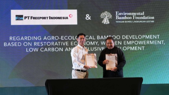Wakil Presiden Direktur PTFI Jenpino Ngabdi (kiri) danKetua Yayasan Bambu Lingkungan Lestari Monica Tanuhandaru (kanan) menandatangani perjanjian kerja  sama di Labuan Bajo, Nusa Tenggara  Timur, Minggu (8/9/2024). Foto: Corcom PTFI