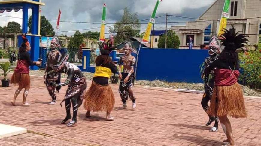 Tim Tari Warga binaan Lembaga Pemasyarakatan Kelas IIB Timika berpartisipasi dalam Lomba Tari Kreasi Nusantara pada Hari Perhubungan Nasional (Harhubnas) 2024. Foto: Lapas Kelas IIB Timika