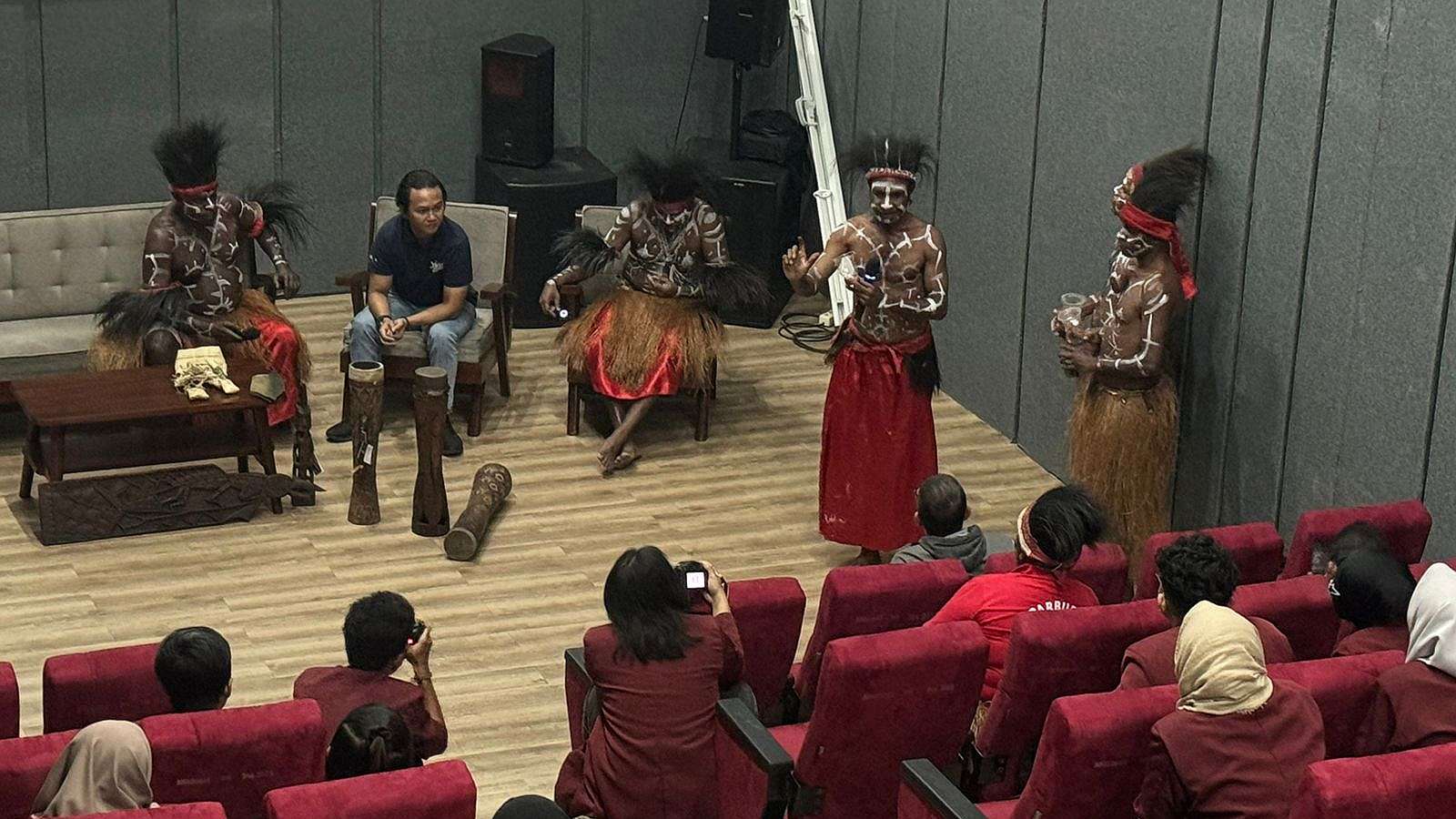 Para Seniman Kamoro tampil dalam Festival Bhumi Ashanti di Magelang. Ini menjadi bagian dari Lawatan Budaya Seniman Suku Kamoro ke Jawa Tengah yang berlangsung 4-13 September.2024 Foto: Corcom PTFI