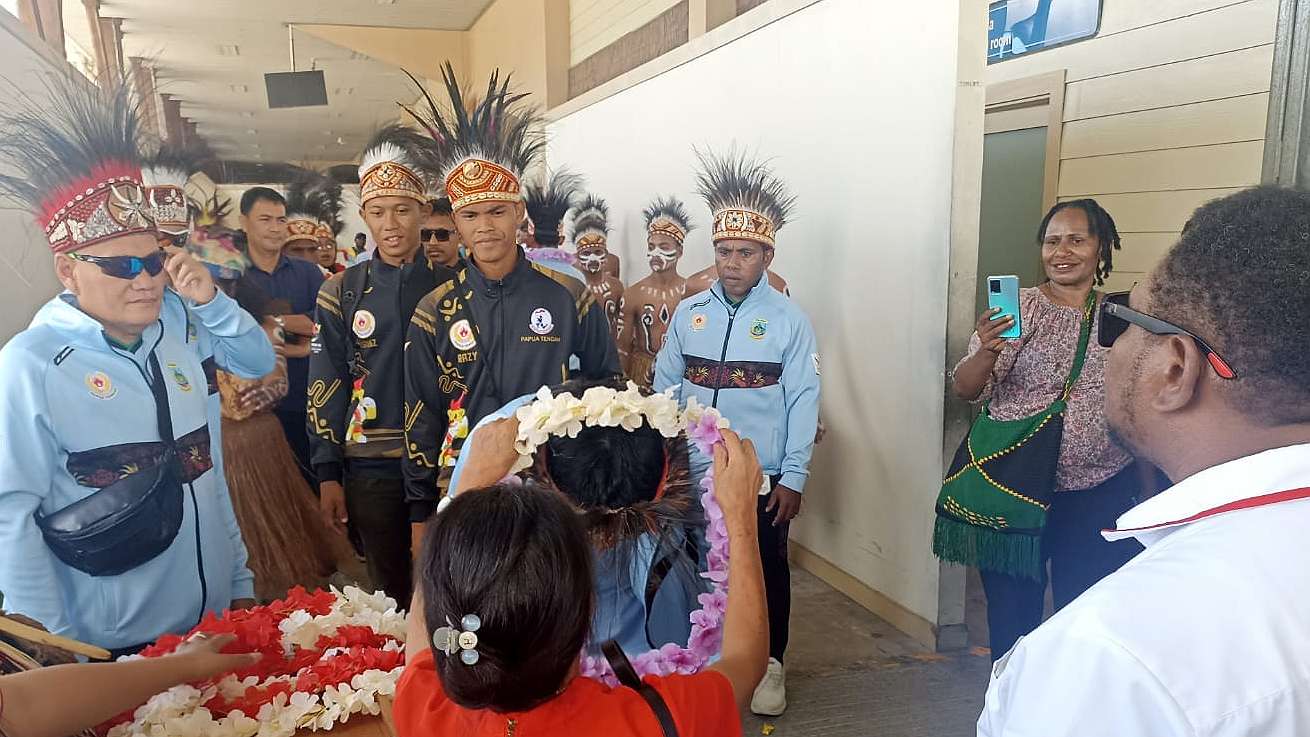Penyambutan Atlet Muaythai Kontingen Papua Tengah di Bandar Udara Freeport (Bandara Lama). Foto: Eka/ Papua60detik
