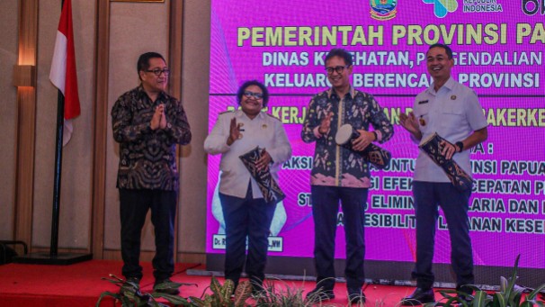 Menteri Kesehatan Republik Indonesia Budi Gunadi Sadikin bersama Pj Gubernur Papua Tengah Ribka Haluk, Pj Bupati Mimika Valentinus Sudarjanto Sumito dan Kepala Dinas Kesehatan Papua Tengah dr. Silwanus Sumule, Foto: Faris/Papua60detik