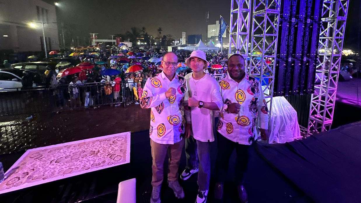 Alexsander Omaleng (kanan) dan Yusuf Rombe (kiri) bersama Richard Jersey pencipta lagu 'Oke Gas' , Foto : Istimewa