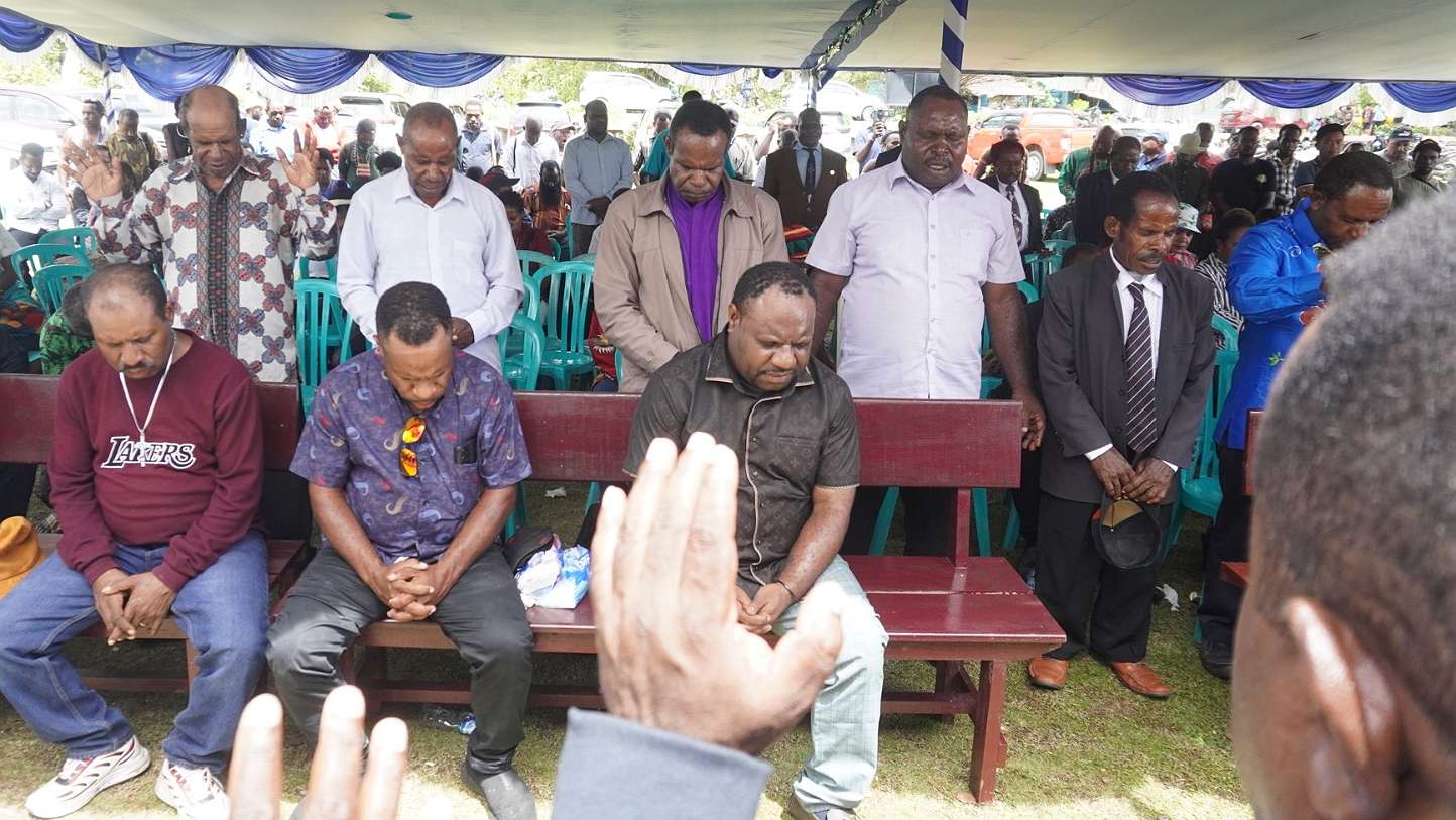 alex-omaleng-beri-bantuan-sukseskan-rakerda-gkii