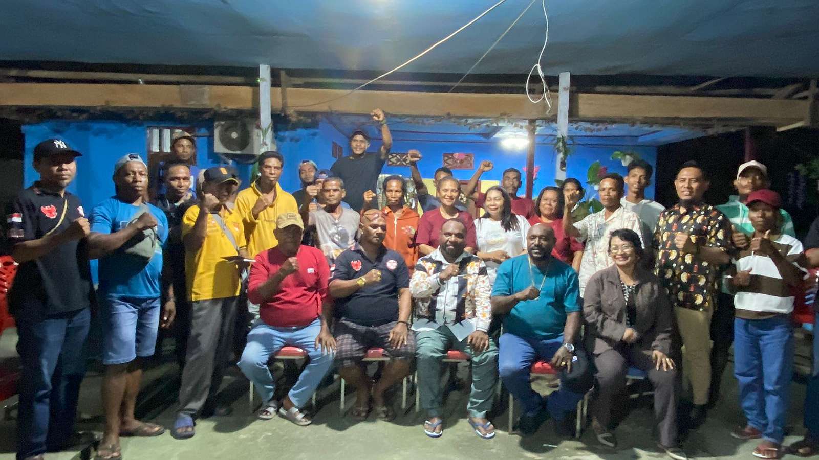 Keluarga besar Valen Kei bersama bersama Alex Omaleng dan Tim AIYE, Foto: Faris/ Papua60detik