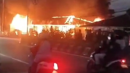 tujuh-kios-ludes-terbakar-di-sp3