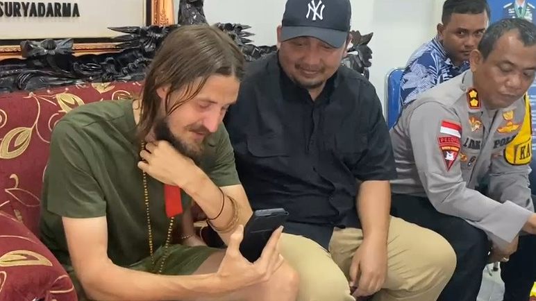 ada-haru-ketika-kapten-philip-video-call-istrinya