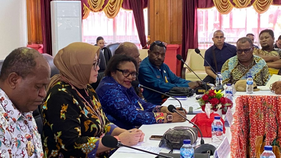 ribka-haluk-pimpin-rapat-penegasan-batas-wilayah-mimika-dogiyai-deiyai