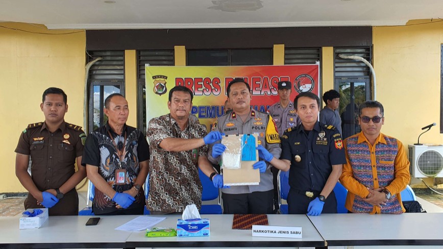 polres-mimika-musnahkan-26917-gram-sabu-nilainya-rp538-juta