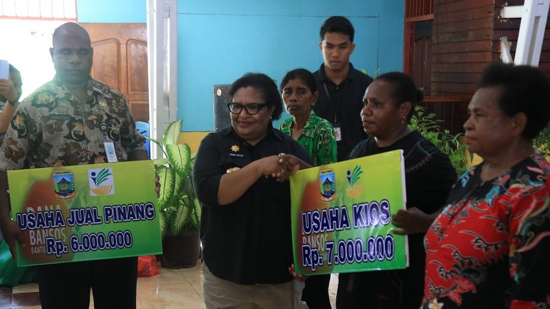 ribka-haluk-serahkan-bantuan-sosial-bagi-anak-terlantar-dan-lanjut-usia