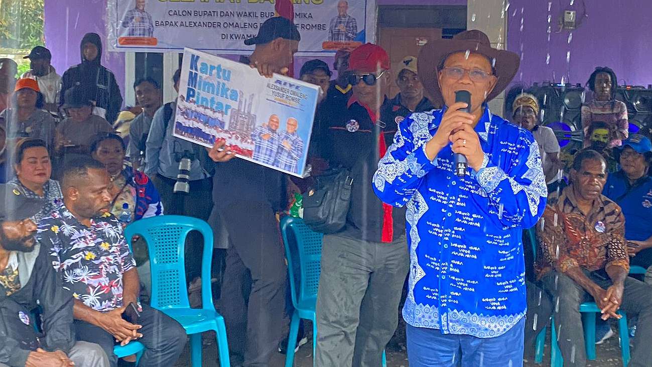 bakar-batu-bersama-warga-kwamki-baru-aiye-air-bersih-rumah-layak-huni-jadi-prioritas