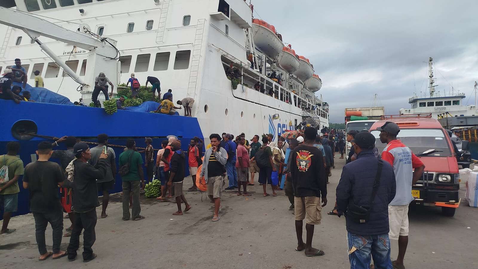 razia-di-pelabuhan-pomako-polisi-sita-ratusan-liter-miras