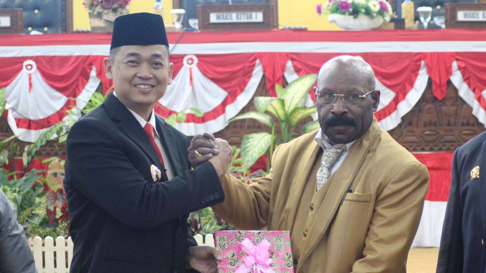Pj Bupati Mimika, Valentinus Sudarjanto Sumito dan Ketua DPRD Mimika Anthon Bukaleng pada rapat paripurna pembahasan RAPBD-P tahun 2024. Foto: Faris/ Papua60detik