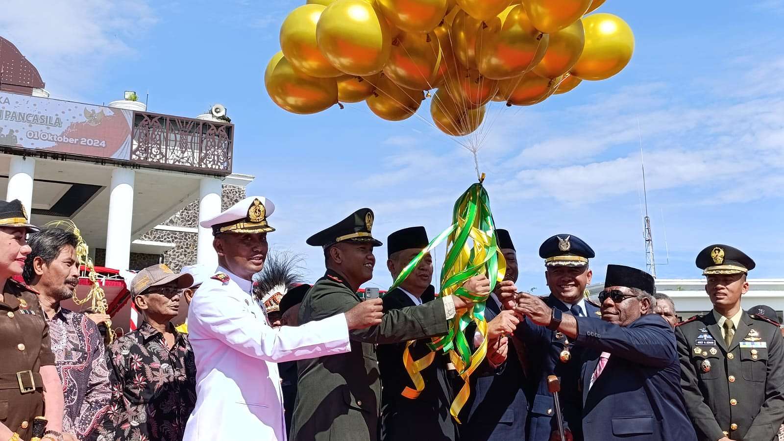 Pelepasan balon oleh Pj Bupati Valentinus Sumito dan Forkopimda menandai launching HUT ke-28 Mimika. Foto: Martha/ Papua60detik