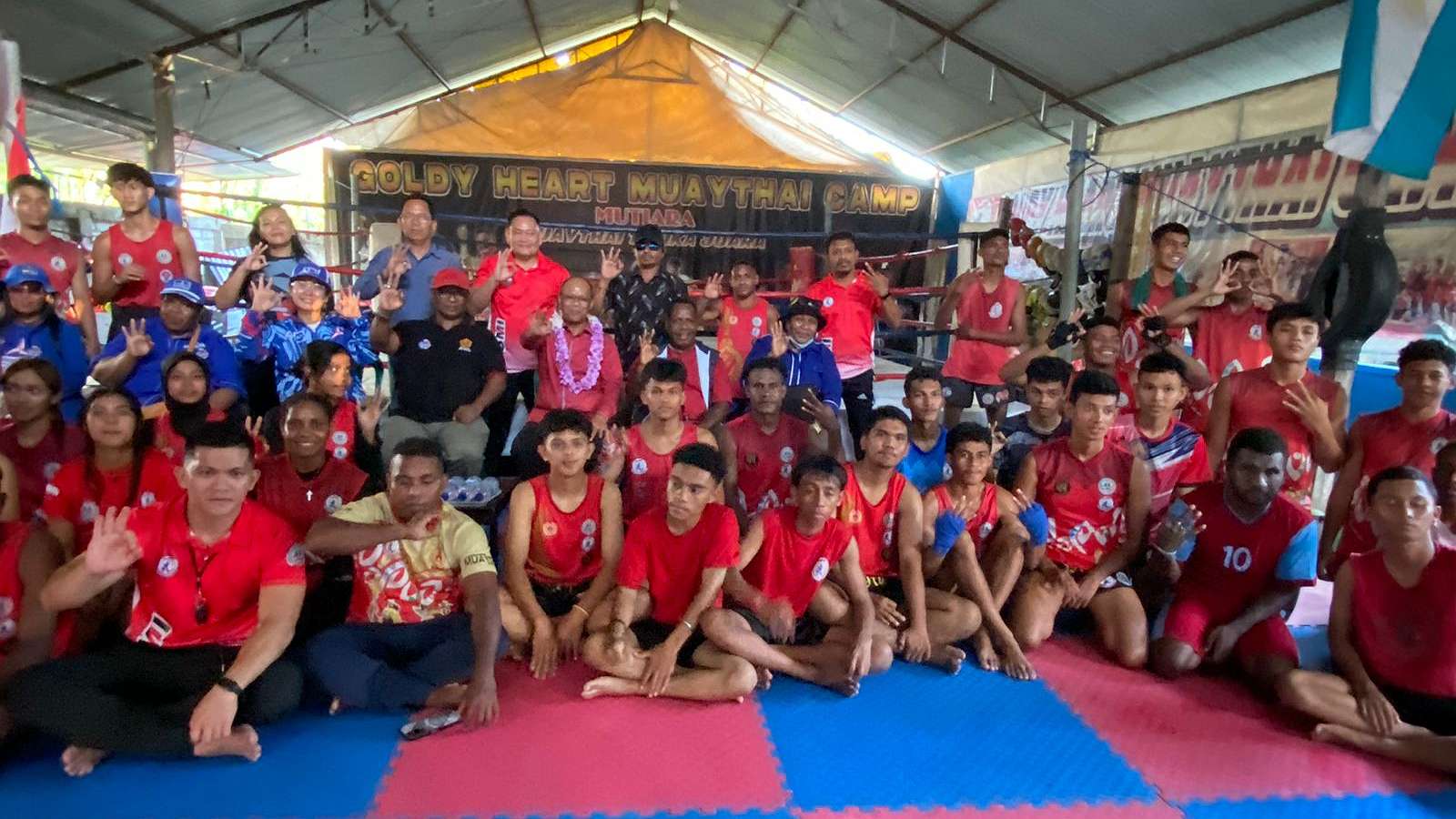 Calon Wakil Bupati Yusuf Rombe saat mengunjungi Goldy Meart Muaythai Camp di Jalan C Heatubun, Foto: Faris/Papua60detik