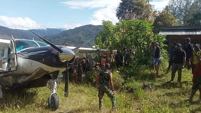 Pesawat milik Smart Air Aviaton Cakrawala tergelincir di Kampung Pogapa, Distrik Homeyo, Kabupaten Intan Jaya, Provinsi Papua Tengah, Rabu (2/10/2024). Foto: Humas Polda Papua