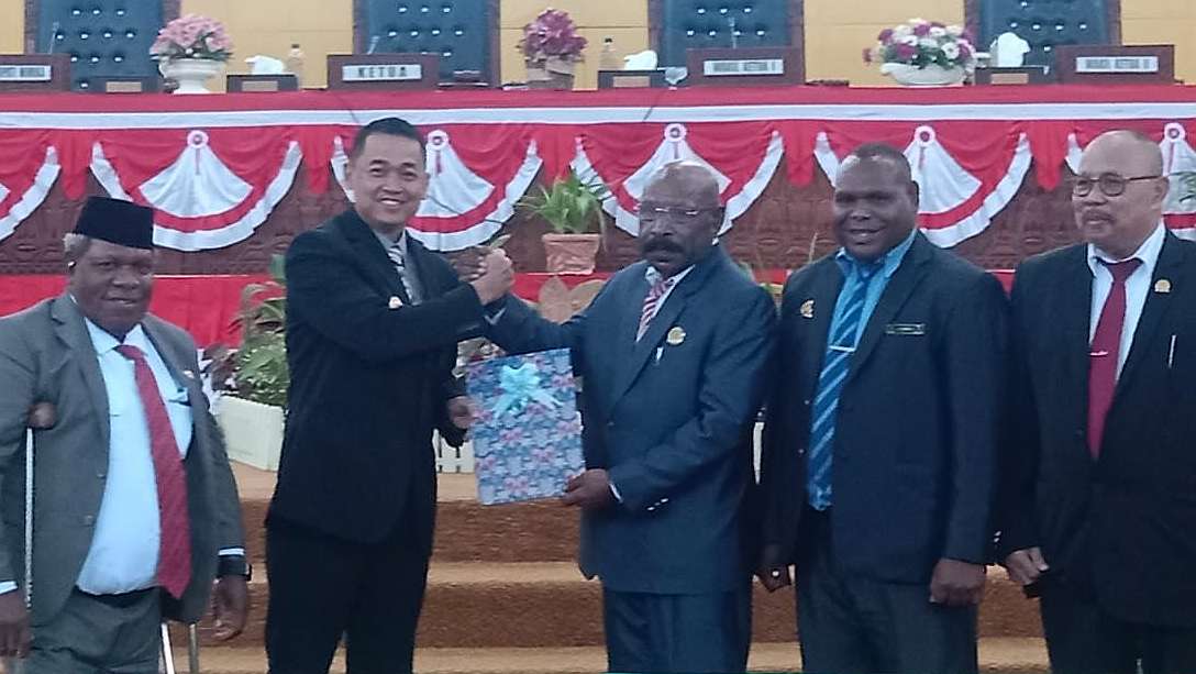 Pj Bupati Mimika, Valentinus Sudarjanto Sumito bersama pimpinan DPRD Mimika. Foto: Faris/ Papua60detik
