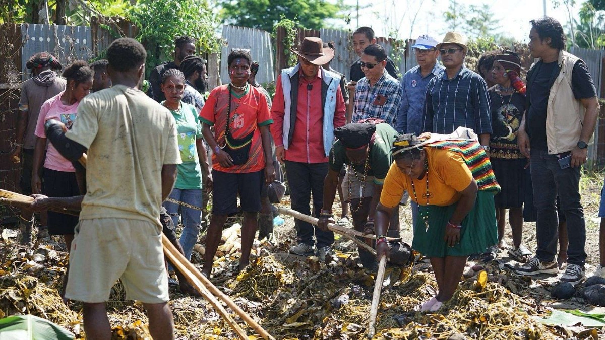 bakar-batu-tandai-dukungan-masyarakat-nduga-untuk-aiye