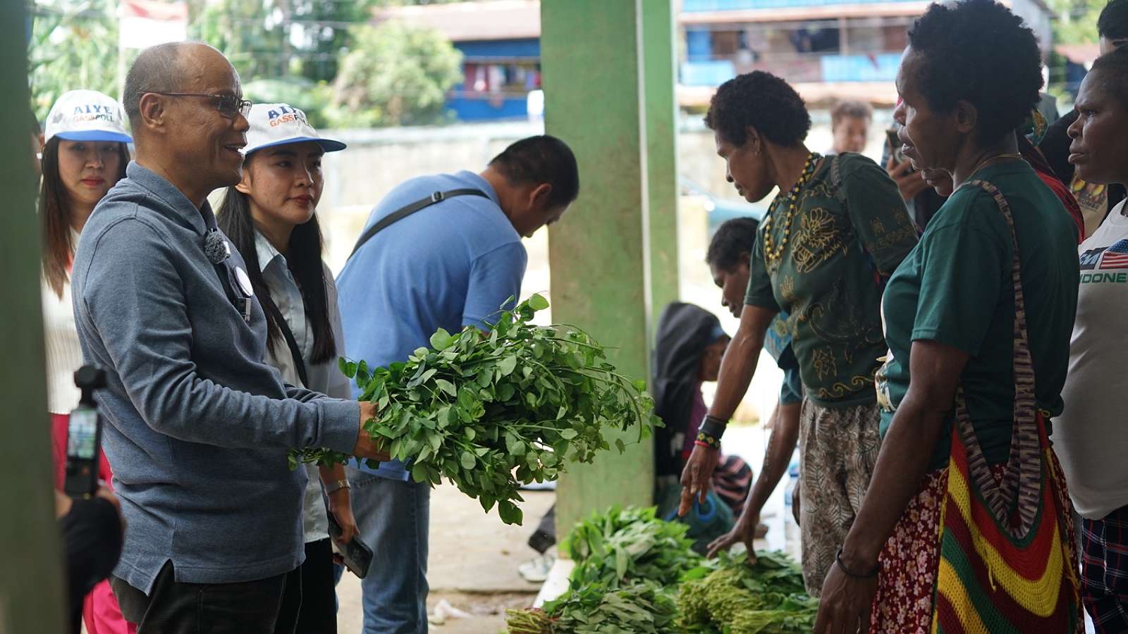 Calon Wakil Bupati Yusuf Rombe saat membeli dagangan mama mama Papua di Pasar Sentral Timika, Foto: Media AIYE