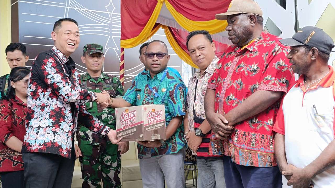 8940-kk-di-mimika-dapat-bantuan-sembako-dari-pemkab