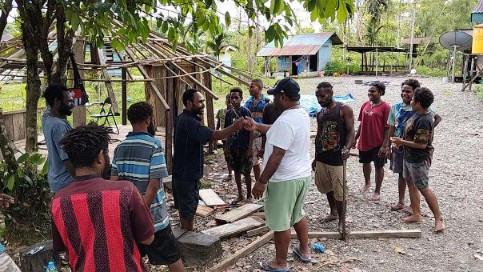 melihat-gaya-alex-omaleng-calon-bupati-mimika-blusukan-ke-kampung