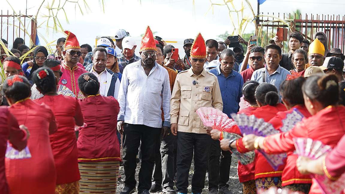 aiye-disambut-prosesi-adat-kei