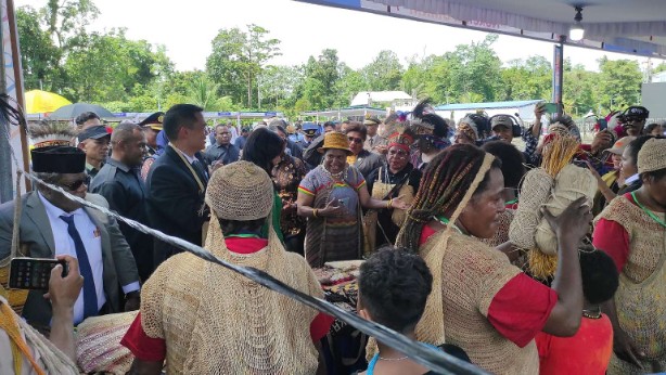 mimika-berusia-28-tahun-warga-makan-gratis