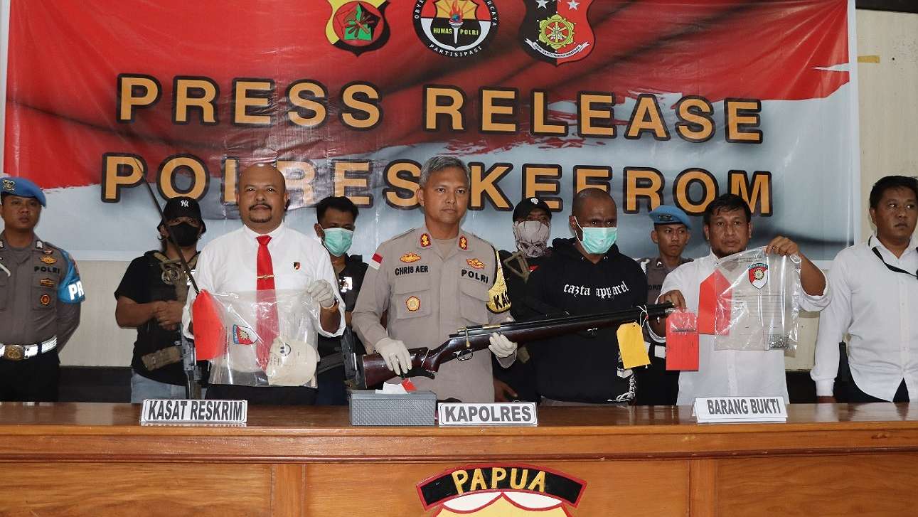 Kapolres Keerom AKBP Christian Aer memimpin konferensi pers pengungkapan kasus pembunuhan bermotif sakit hati dan cemburu, Selasa (8/10/2024). Foto: Humas Polda Papua